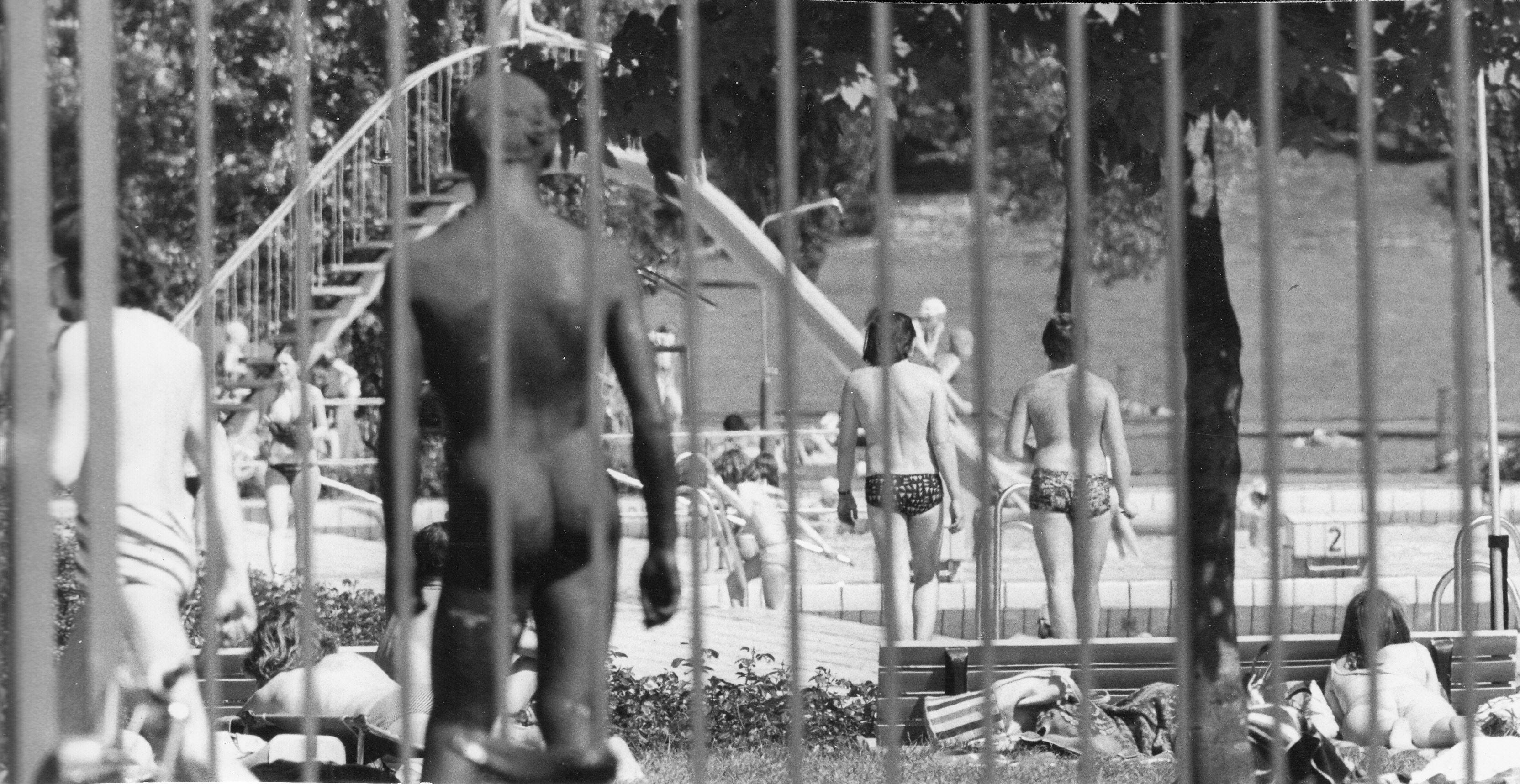 25 Grad warm war es bereits am 20. Mai 1975. Zu Tausenden strömten die Nürnberger in die Bäder. Vor allem Schattenplätze waren umkämpft.