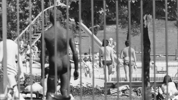 25 Grad warm war es bereits am 20. Mai 1975. Zu Tausenden strömten die Nürnberger in die Bäder. Vor allem Schattenplätze waren umkämpft.
