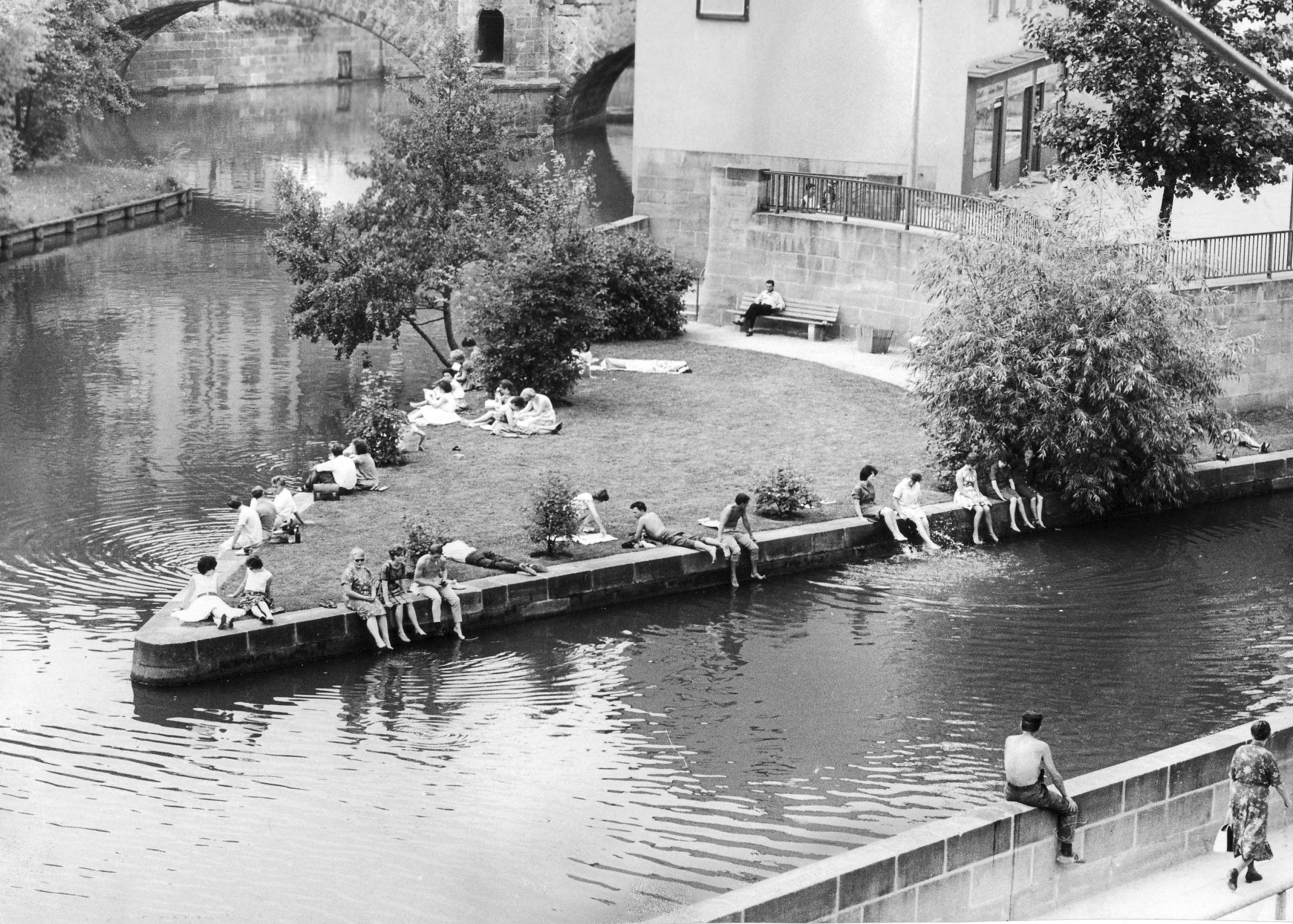 Auch in den 60ern wurde es heiß in der Nürnberg - so sehr, dass sich mancher Franke auf die Liebesinsel zurückzog und dort seine Mittagspause verbrachte. 1964 wurde eines der trockensten Jahre seit Beginn der Wetteraufzeichnung für Nürnberg.