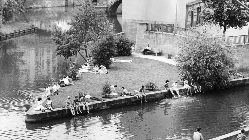 Auch in den 60ern wurde es heiß in der Nürnberg - so sehr, dass sich mancher Franke auf die Liebesinsel zurückzog und dort seine Mittagspause verbrachte. 1964 wurde eines der trockensten Jahre seit Beginn der Wetteraufzeichnung für Nürnberg.