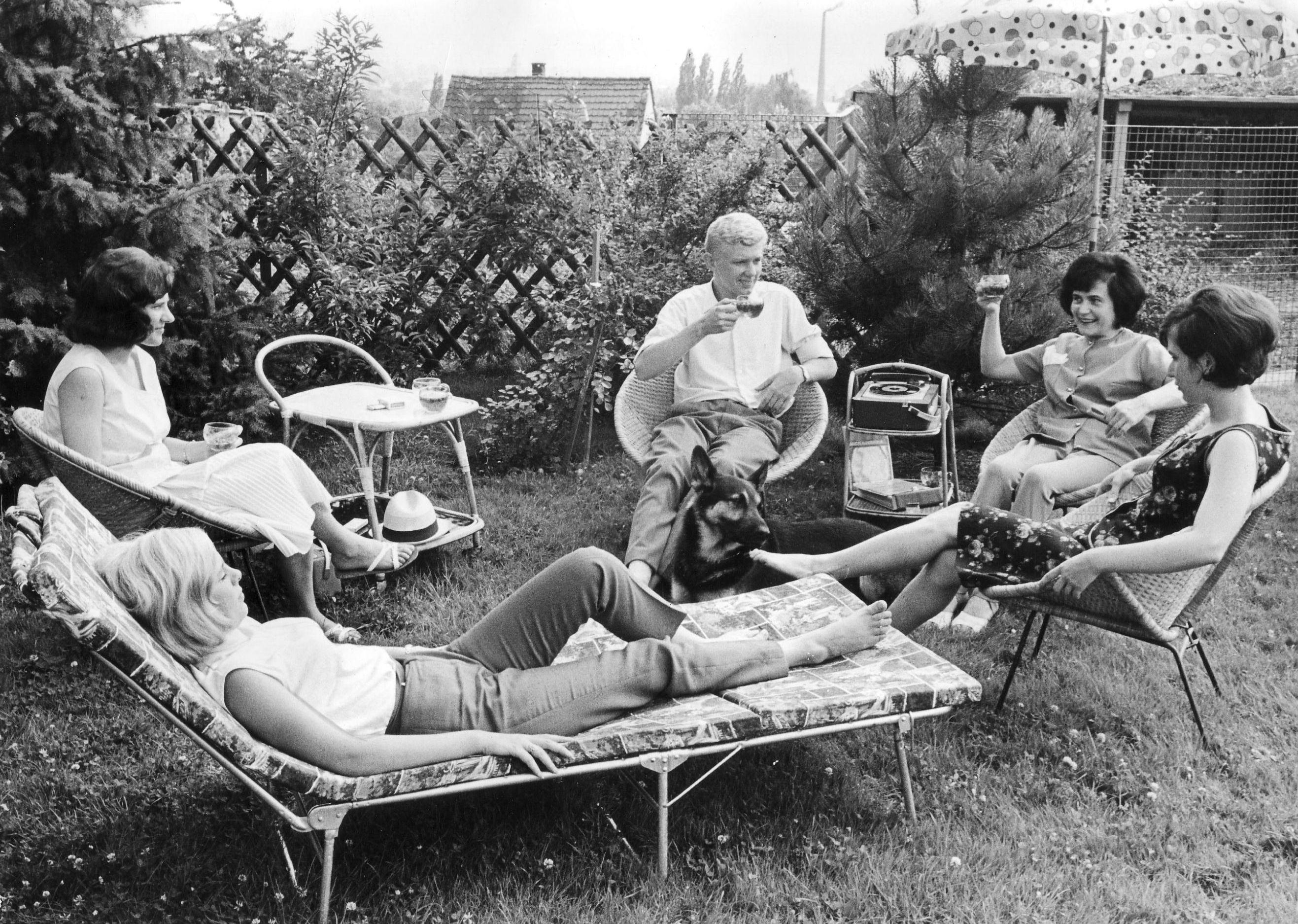 Nicht ganz so heiß wie das Vorgängerjahr, aber immer noch ordentlich schweißtreibend: 1965. Am Wochenende machen sich die Nürnberger auf und fliehen ins Grüne. Hauptsache raus aus dem Sommer in der Stadt.