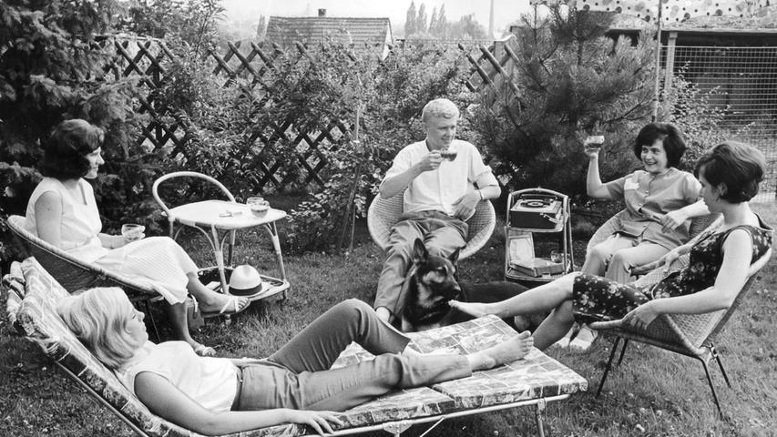 Nicht ganz so heiß wie das Vorgängerjahr, aber immer noch ordentlich schweißtreibend: 1965. Am Wochenende machen sich die Nürnberger auf und fliehen ins Grüne. Hauptsache raus aus dem Sommer in der Stadt. 
