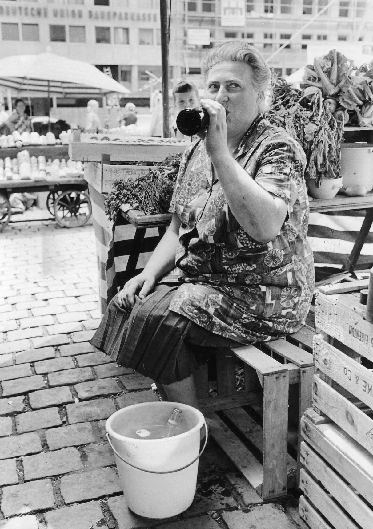 Die Hoffnung der Großstädter auf Abkühlung erwies sich als trügerisch - am 23. Juli 1964 rollte eine "schwüle Welle" über Nürnberg hinweg. Da gönnte man sich gerne eine kleine Abkühlung.