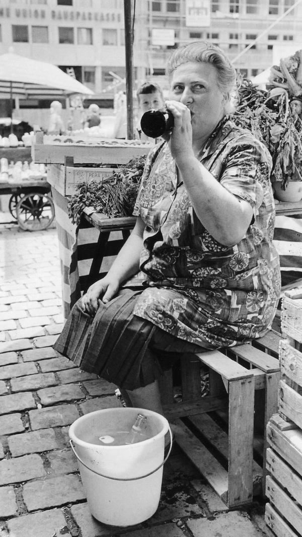 Die Hoffnung der Großstädter auf Abkühlung erwies sich als trügerisch - am 23. Juli 1964 rollte eine "schwüle Welle" über Nürnberg hinweg. Da gönnte man sich gerne eine kleine Abkühlung.