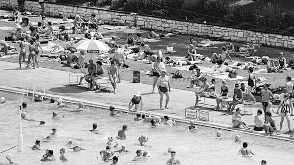 Der Juni 1964 hatte es in sich: Die Großstädter flüchteten am Wochenende ins Freie, an Flussläufe und in den Schatten der Wälder. Kein Wunder, denn gegen 16 Uhr wurden 32,9 Grad gemessen.