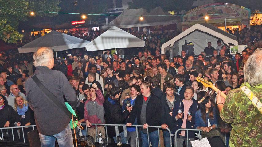 Altstadtfest Neumarkt 2016: Partystimmung bei Regenwetter
