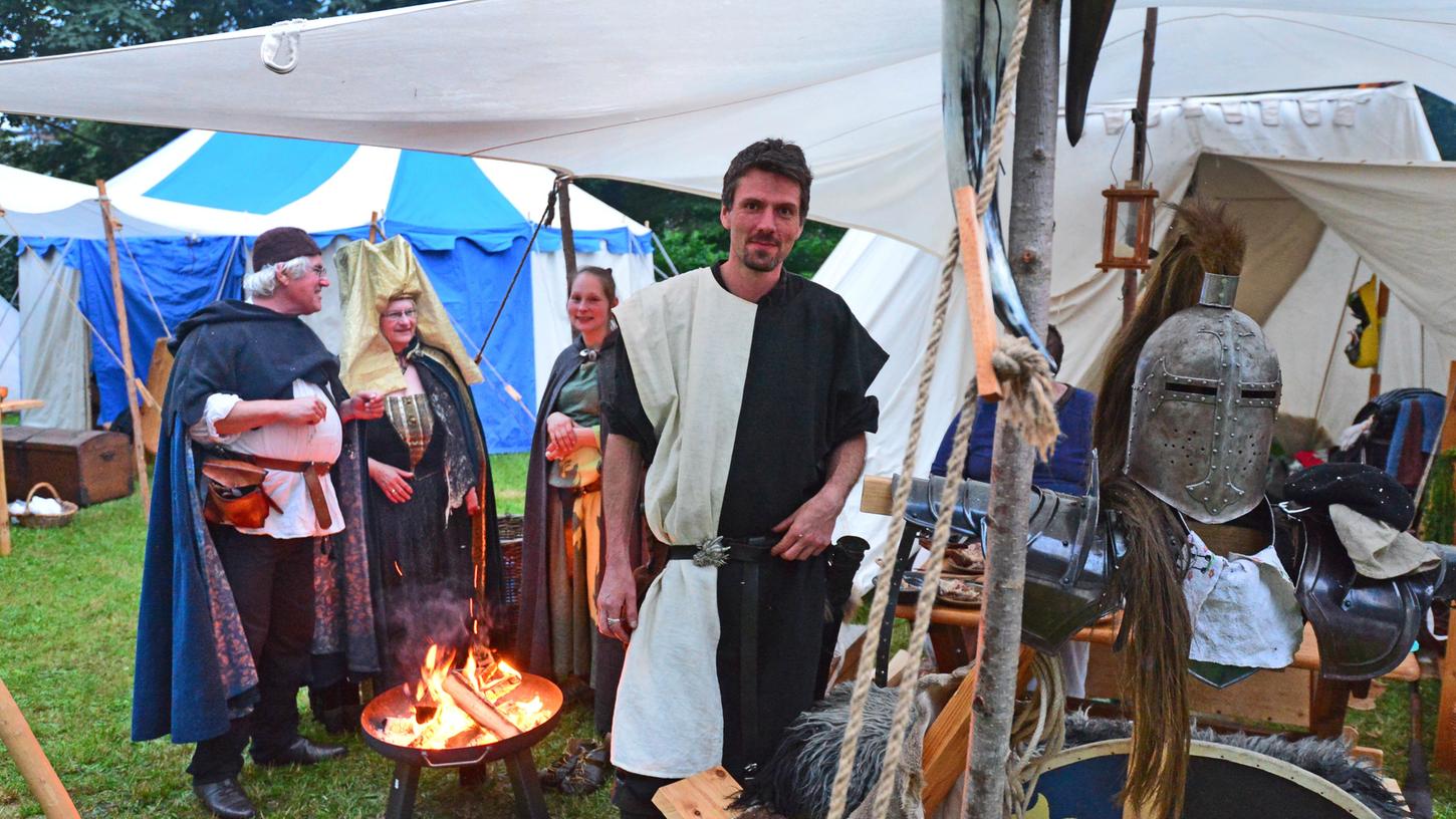 Das Lager auf der Schanze ist das Herzstück des mittelalterlichen Lebens während des Neumarkter Altstadtfestes. Das Lager auf der Schanze ist das Herzstück des mittelalterlichen Lebens während des Neumarkter Altstadtfestes.