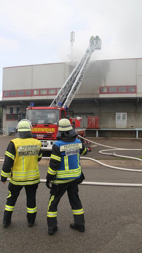 Feuer im Gewerbegebiet: Dachstuhl in Gunzenhausen brannte