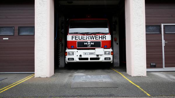 In den Wänden bildeten sich fingerbreite Risse, die heute noch zu sehen sind. Die Angst ging um, dass die Feuerwehrautos in den Hallen darüber durch den Boden krachen. Das Hochbauamt handelte und ließ die Säulen zur Sicherung einziehen.