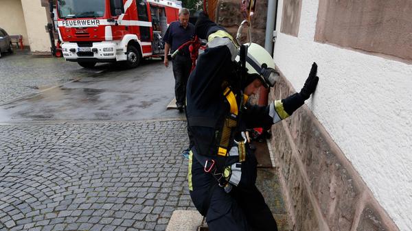In einem urigen Kohlenkeller, der etwa sechs Meter hoch ist, üben sie die Höhenrettung aus Schächten und Gruben. An den Wänden sind noch schwarze Spuren von Briketts zu sehen.