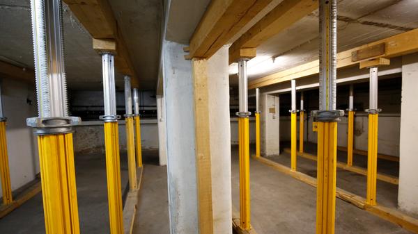 Die Substanz ist aber marode. Wie bei Pfahlbauten stehen hier zig Stützen zwischen Kellerboden und -decke. Warum? 2007 entdeckten Mitarbeiter, dass sich die Decke senkt.