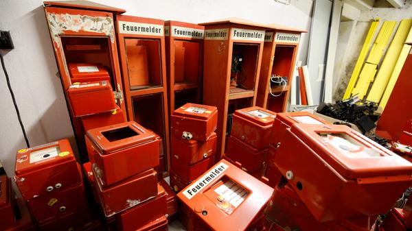 In einem anderen stehen längst vergessene, knallrote Feuermelder-Säulen, die aus dem Stadtbild mittlerweile gänzlich verschwunden sind. Sie teilen ihr Schicksal mit den Telefonzellen: "Die braucht man nicht mehr, heutzutage hat jeder ein Handy", sagt der Werkstattleiter.