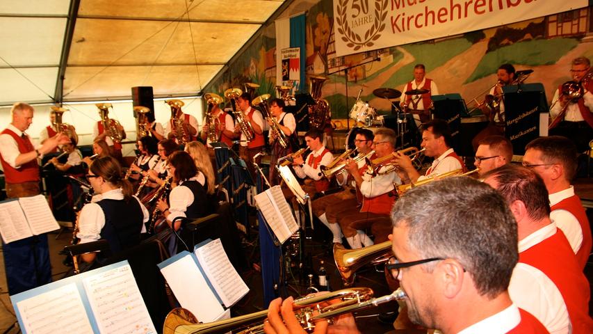 Feiern im Regen: 50 Jahre Musikverein Kirchehrenbach