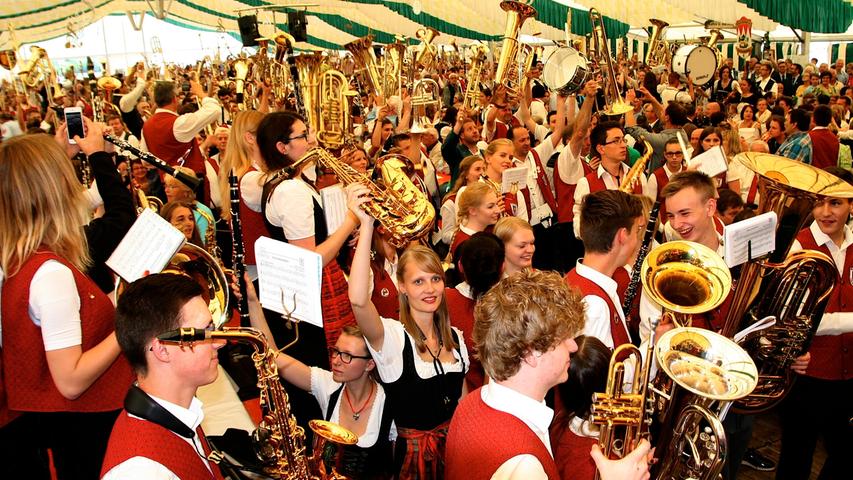 Feiern im Regen: 50 Jahre Musikverein Kirchehrenbach