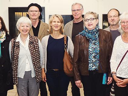 Gruppenbild zum Auftakt: Zur Vernissage hatten sich zehn der 27 ausstellenden Künstler in der Schranne eingefunden. Mit im Bild sind Roland Ottinger vom Organisationsteam (li.) und OB Jürgen Schröppel (2. v. li.). Gruppenbild zum Auftakt: Zur Vernissage hatten sich zehn der 27 ausstellenden Künstler in der Schranne eingefunden. Mit im Bild sind Roland Ottinger vom Organisationsteam (li.) und OB Jürgen Schröppel (2. v. li.).