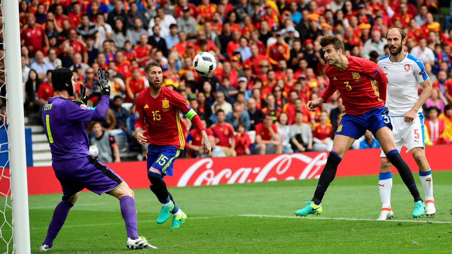 Der passt genau: Gerard Piqué verwertet eine Iniesta-Flanke per Kopf - Petr Cech im Tor der Tschechen hat keine Chance. Der passt genau: Gerard Piqué verwertet eine Iniesta-Flanke per Kopf - Petr Cech im Tor der Tschechen hat keine Chance.
