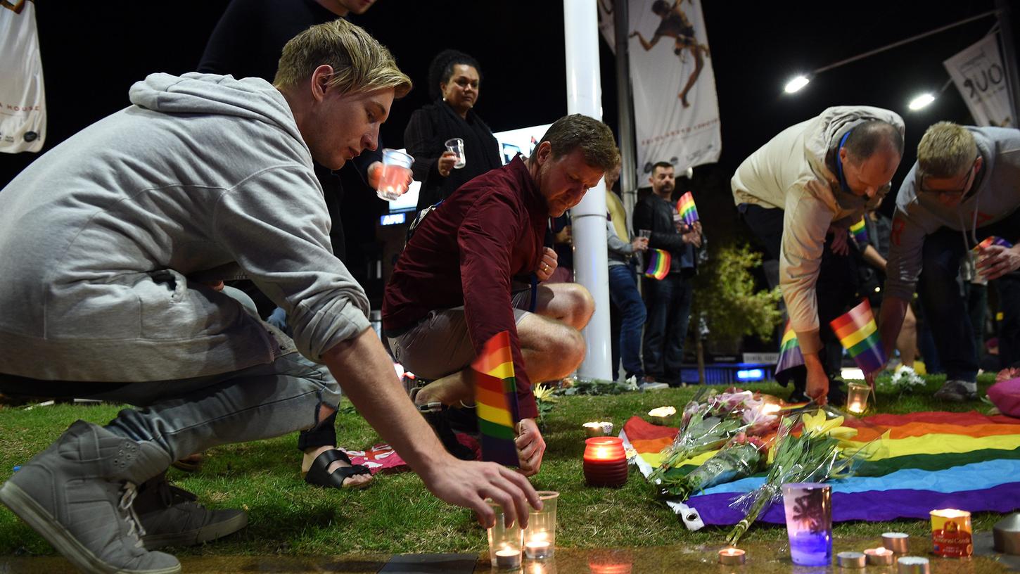 Weltweit gedenken Menschen der Opfer von Orlando, so wie hier auf dem Taylor Square in Sidney.