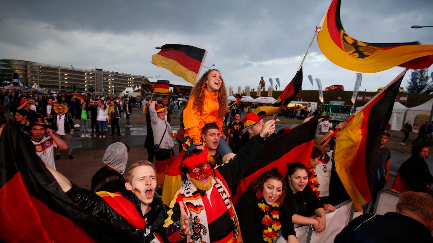 "Party-Patriotismus"? Deutschland-Fans jubeln beim Public Viewing am Flughafen.