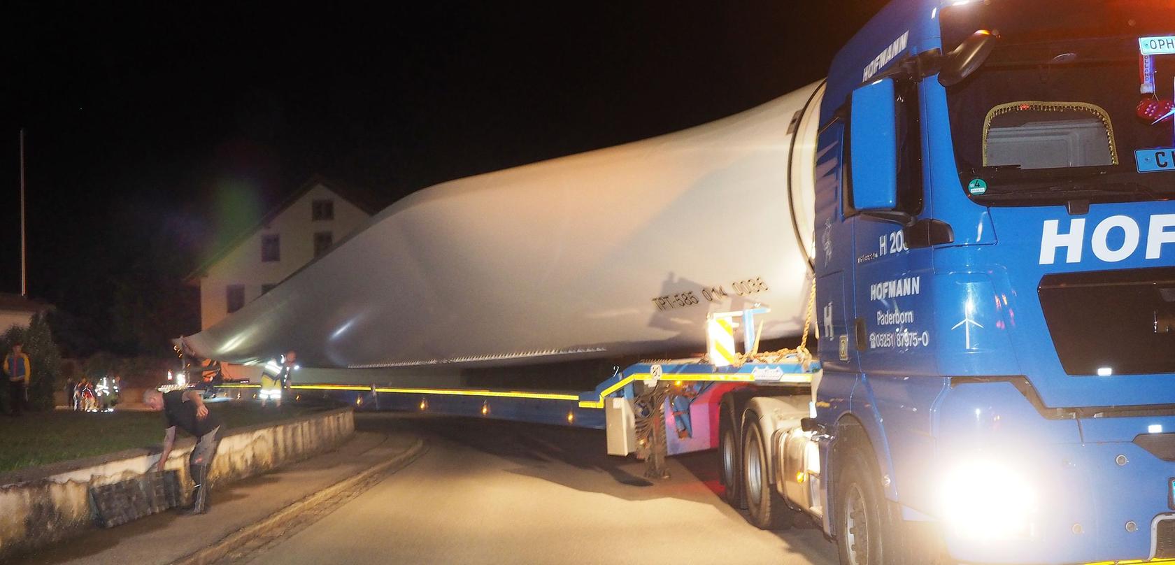 Ein über 60 Meter langer Schwerlasttransport blieb in der Ortsdurchfahrt stecken. Ein über 60 Meter langer Schwerlasttransport blieb in der Ortsdurchfahrt stecken.