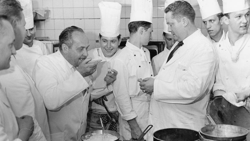 Entscheidender Augenblick für die Prüflinge: ein Küchenmeister bei der Kostprobe.  Hier geht es zum Artikel vom 15. Juni 1966: Abschied und Aufbau