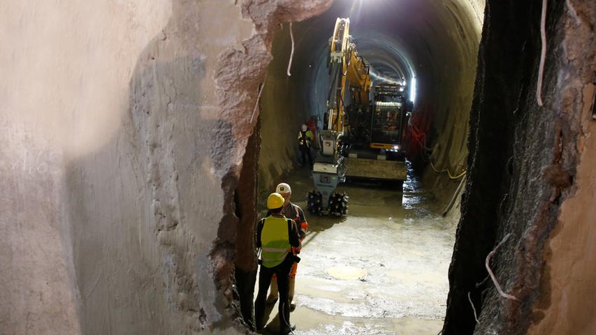 Mit schwerem Gerät durch die Mitte: Tunneldurchschlag der U3