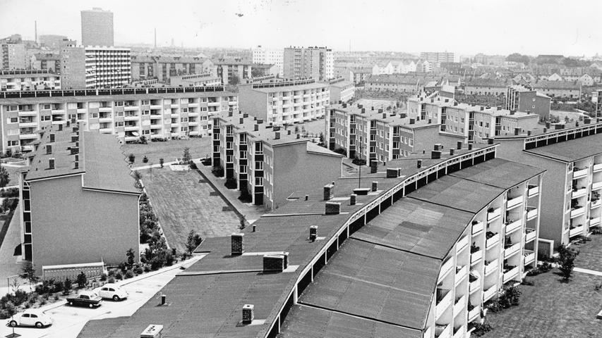 "Der soziale Wohnungsbau muß im bisherigen Stile weitergeführt werden" – diese Ansicht äußern alle Rathaus-Parteien. Ein gelungenes Beispiel für preiswerte Heimstätten bietet die Parkwohnanlage West an der Rothenburger Straße.  Hier geht es zum Artikel vom 17. Juni 1966: Tief im Wohnungsbau