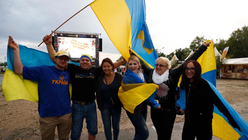 Nicht nur deutsche Fans versammelten sich beim Public Viewing am Flughafen Nürnberg. Auch die ukrainischen Anhänger feierten ihre Mannschaft. Das Aufeinandertreffen beider Fanlager verlief äußerst friedlich.