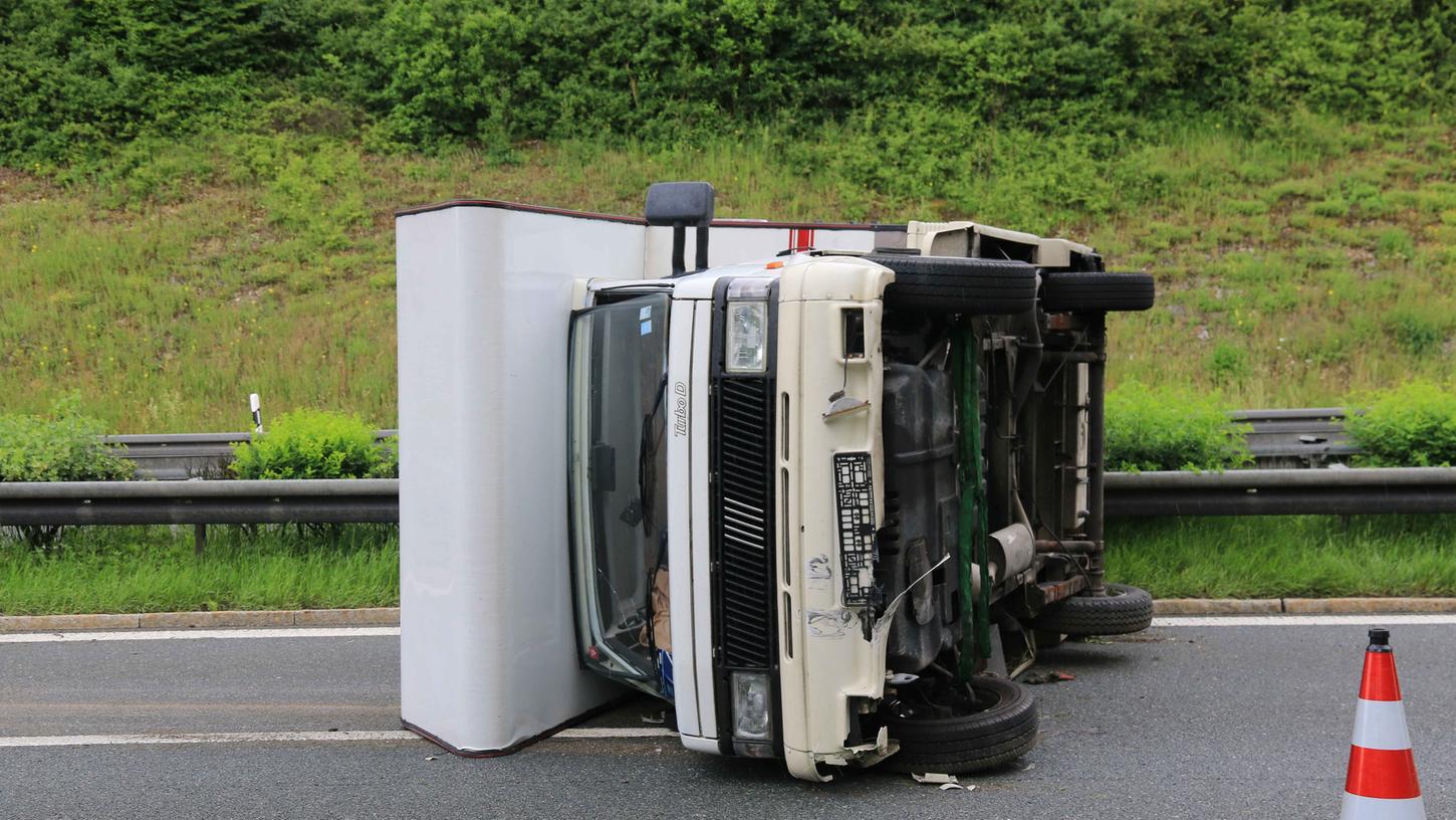 Ein umgekipptes Wohnmobil blockierte am Dienstag die A70.