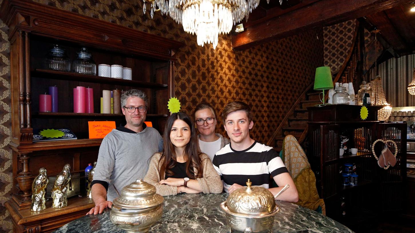 Die Besitzer des Caffe´e Te´ La Violetta, Melanie und Steffen Stummhöfer, mit zwei Angestellten.