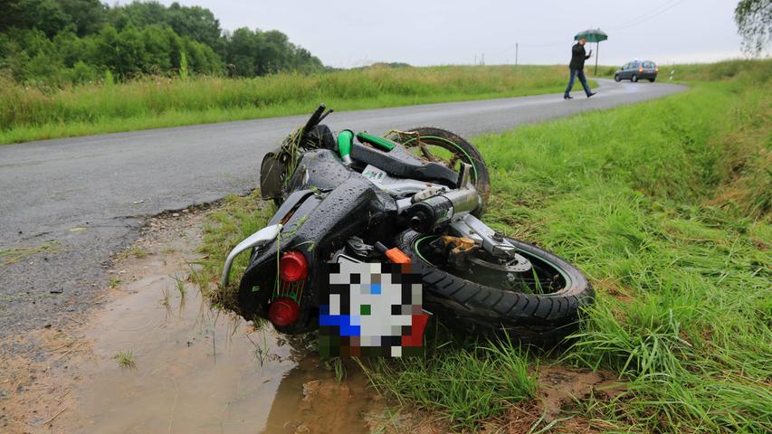 Tod im Regen: 16-jähriger Biker prallt gegen Wasserdurchlauf