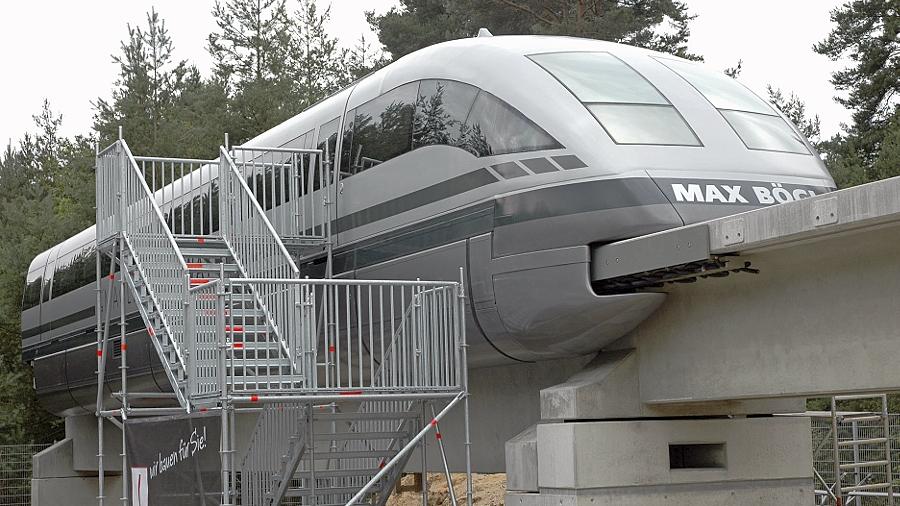 Es steht ein Transrapid am Bahnhof Greißelbach Es steht ein Transrapid am Bahnhof Greißelbach