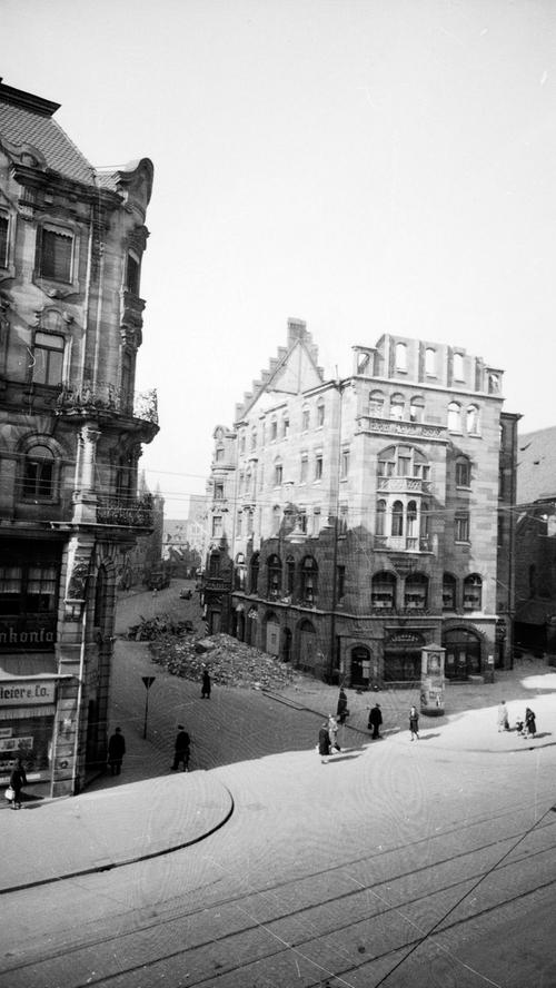 Die Kriegsschäden sind offensichtlich: Das Gebäude verlor den markanten, spitzen Giebel. Das Café Corso hingegen blieb heil.