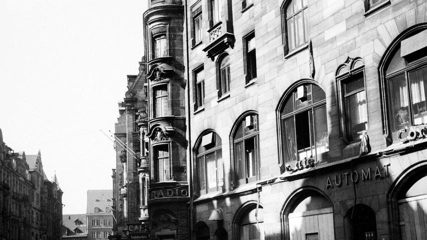 Gezeichnet: Schutt und Gerümpel vom Gebäude an der Königstraße (Ecke Luitpoldstraße) liegen auf der Erde. Das Bild stammt vermutlich aus dem Jahr 1943.