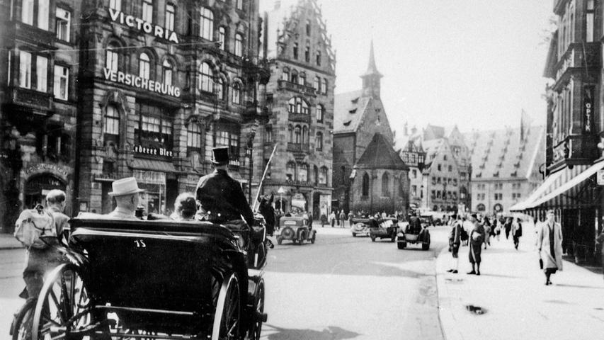 Nichtsdestoweniger teilten sich um 1911 sowohl Autos als auch Pferdekutschen die Straßen rund um das Haus an der Königstraße 70.