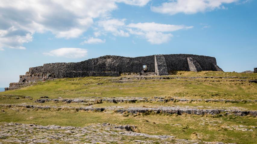 Damit kann man zum Beispiel zu Dun Aengus fahren. Einem historischen Fort, das direkt an einer Klippe über dem Atlantik liegt.