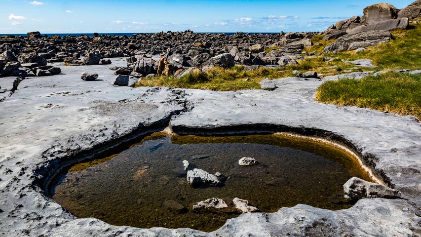 Überall auf den Inseln kann man den nackten Fels entdecken. Erst frühe Insulaner haben durch Seetang und Sand, Vegetation auf die Insel gebracht.