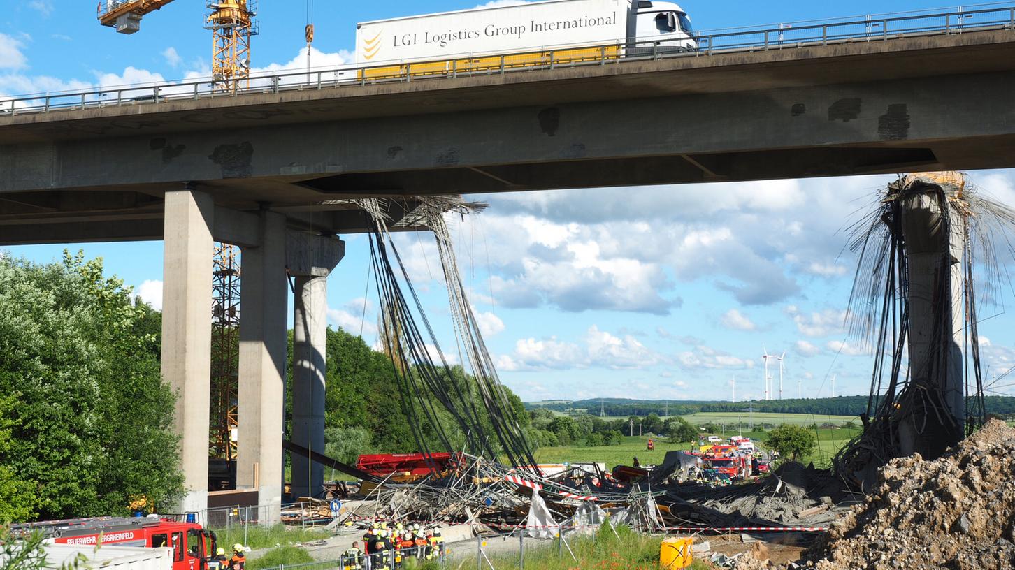 Bei dem Gerüsteinsturz auf der Baustelle einer neuen Autobahnbrücke in Unterfranken sind mehrere Bauarbeiter ums Leben gekommen.