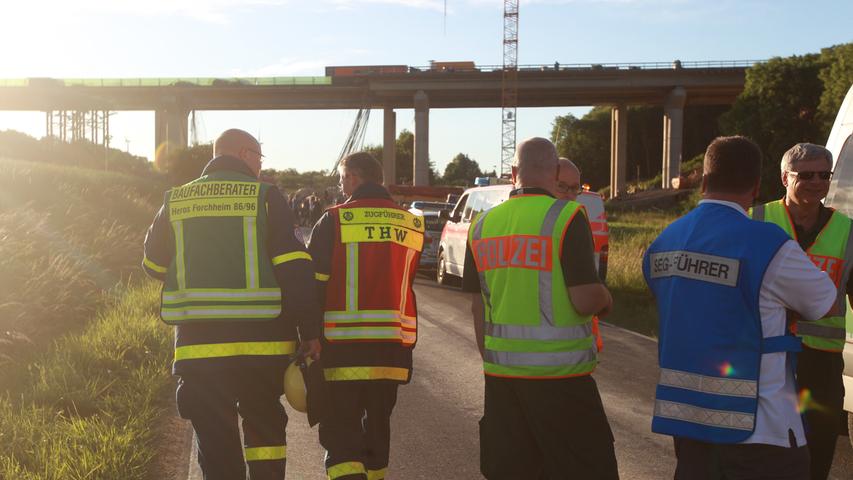 A7: Gerüst unter Brücke stürzt ein und begräbt Menschen unter sich