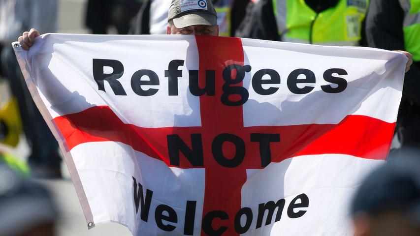 Pro:Brexit-Anhänger glauben, dass sich der Flüchtlingsstrom aus den Krisengebieten des Mittleren Ostens und aus Afrika nur bei einem Austritt aus der EU begrenzen lassen wird.
 
 Kontra: Gegner argumentieren gerade andersherum. Sie sagen, die Flüchtlingsströme ließen sich so keinesfalls aufhalten. Die Grenzkontrollen würden aber vom französischen Calais direkt vor die britische Haustür, nach Dover, wechseln.