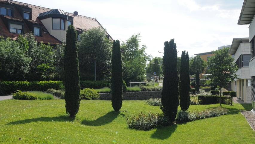 Jubiläum im Schatten des Neumarkter Klinikums: Seit 25 Jahren gibt es den beschaulichen Rosengarten am alten Ludwigskanal.