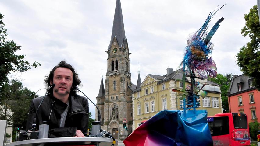 Der belgische Künstler Arne Quinze stellte seine Skulptur "Talking to the sky" 2016 in Forchheim auf. Das 7,5 Meter hohe Kunstwerk wurde vor der Forchheimer Sparkasse gestiftet. Während die einen die farbenfrohe Stahl-Skulptur in der Eisenbahnstraße begrüßten, empfanden es andere als "modernes Blechbüchsla" oder hatten bei dem "vielen verbeulten Metall" einen alternativen Titel für das Kunstwerk parat: "Totalschaden".