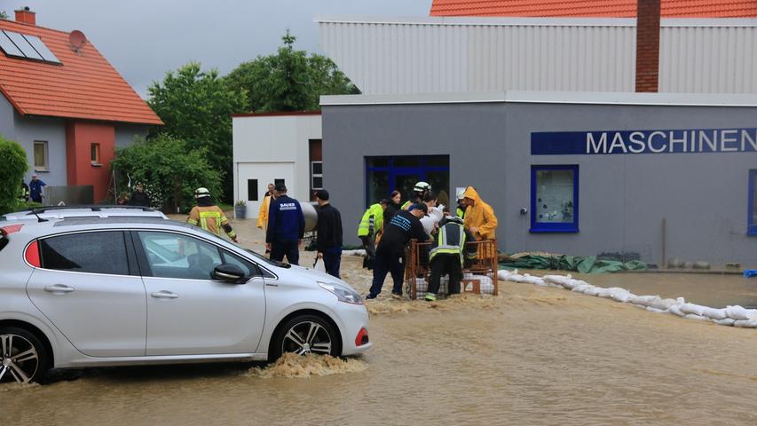 Heftige Niederschläge in der Nacht auf Freitag haben im Landkreis Bamberg zu starken Überschwemmungen geführt. In Schmerldorf bei Memmersdorf standen die Fahbahnen teilweise bis zu 40 Zentimeter unter Wasser.