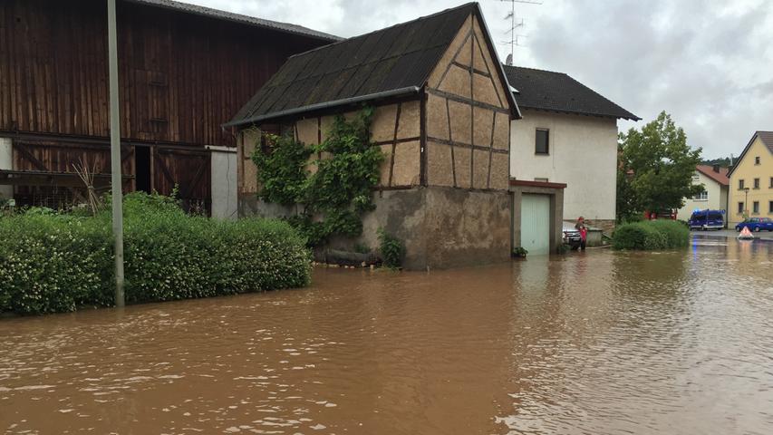 Heftige Niederschläge in der Nacht auf Freitag haben im Landkreis Bamberg zu starken Überschwemmungen geführt. In Schmerldorf bei Memmersdorf standen die Fahbahnen teilweise bis zu 40 Zentimeter unter Wasser.