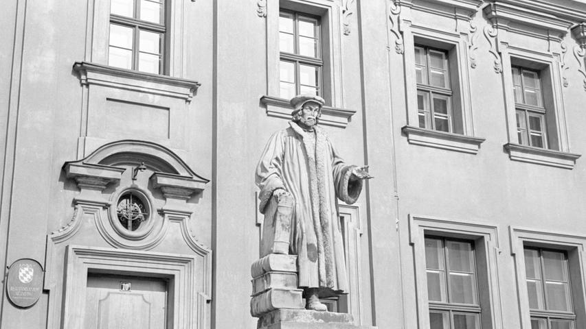 Der Humanist und Reformator Philipp Melanchthon, hier auf hohem Sockel vor dem von ihm mitbegründeten Gymnasium am Egidienberg, hat sich vielfach verdient gemacht. Er war ein Freund und Befürworter Luthers.  Hier geht es zum Artikel vom 18. Juni 1966: Wiedersehen mit Freude und Wehmut.