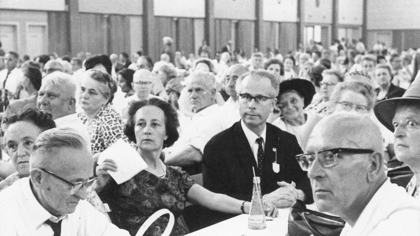 Aufmerksam lauschen die Sachsen ihrem 1. Sprecher Dr. Walter Naumann von Königsbrück, der erklärte: „Wir werden alles tun, um die Rückkehr unserer Heimat in ein einiges, freies Deutschland zu ermöglichen.
 <a href=http://www.nordbayern.de/region/nuernberg/20-juni-1966-die-sachsen-wollen-wieder-heim-1.5277381
 > Hier geht es zum Artikel vom 20. Juni 1966: Die Sachsen wollen wieder heim.