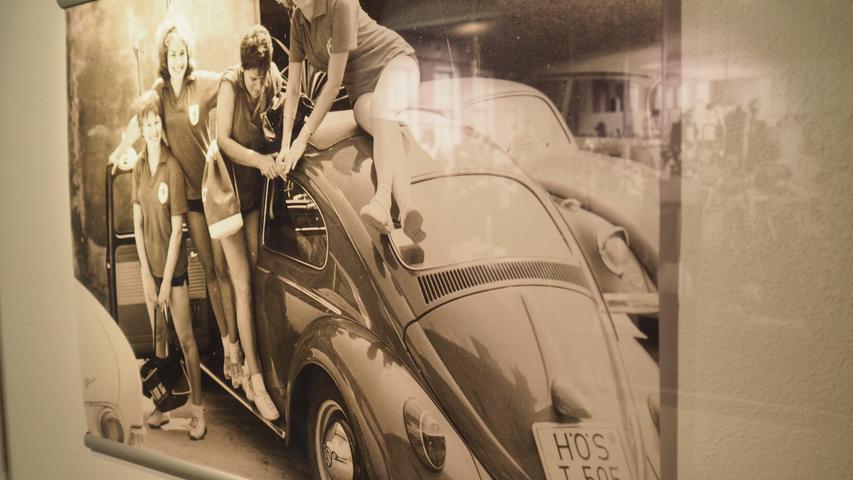 Ein Werbefoto aus der Ausstellung, der VW-Käfer trägt noch das alte Kennzeichen "HÖS" für die damalige Kreisstadt Höchstadt.