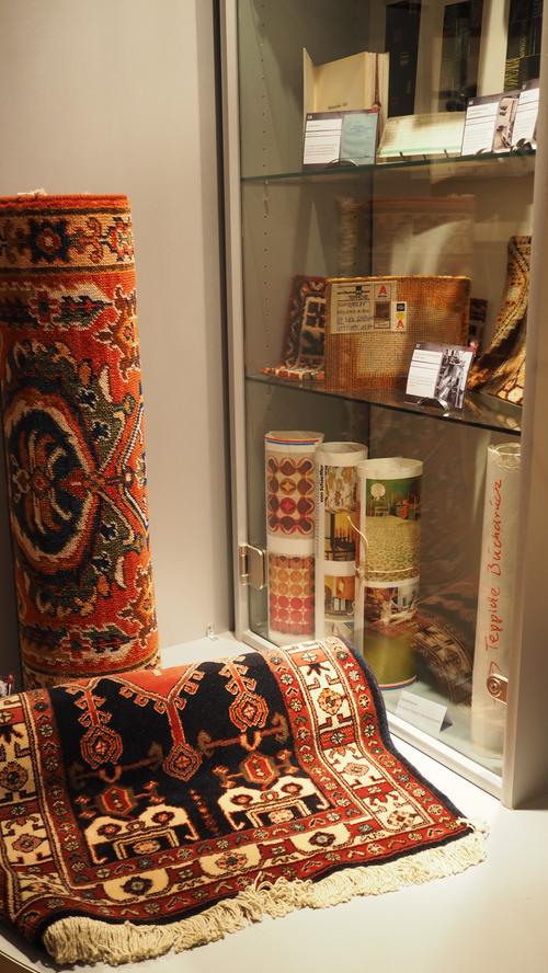 Schaeffler-Teppiche galten als unverwüstlich. Der Ausstellungsteil im Keller ist der Textil- und der Holzproduktion in der Frühzeit der Firma gewidmet.