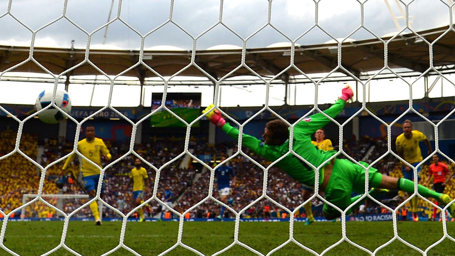 Die Entscheidung: Schweden-Keeper Andreas Isaksson ist geschlagen, Italien der Sieger.