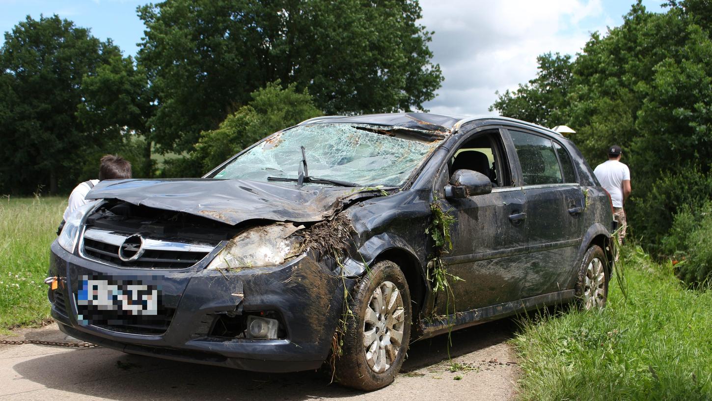 Der Opel wurde bei dem missglückten Ausweichmanöver stark beschädigt.