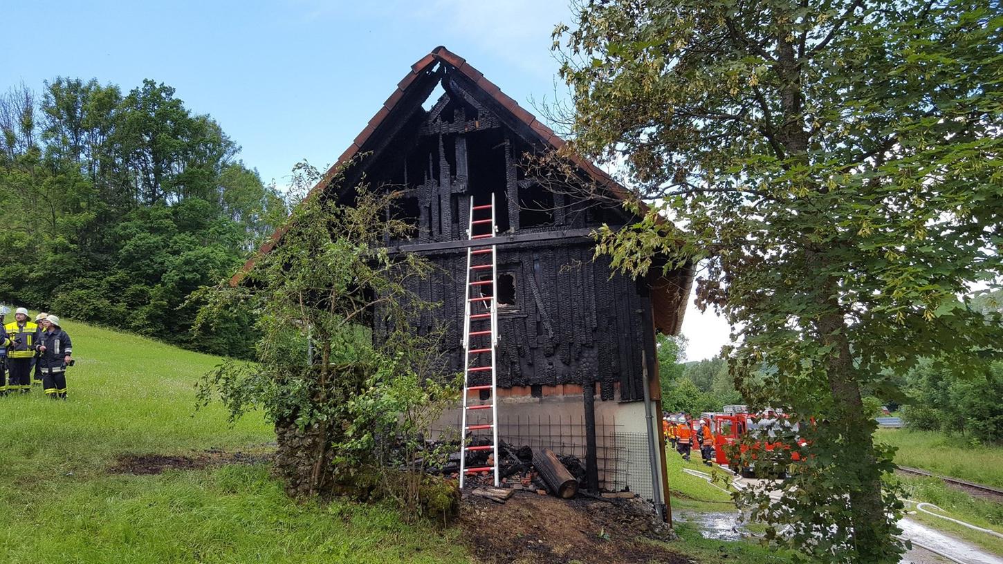 Der Dachstuhl der Muggendorfer Skihütte brannte komplett aus und die Fassade wurde stark beschädigt. Die Brandursache ist noch unklar.
